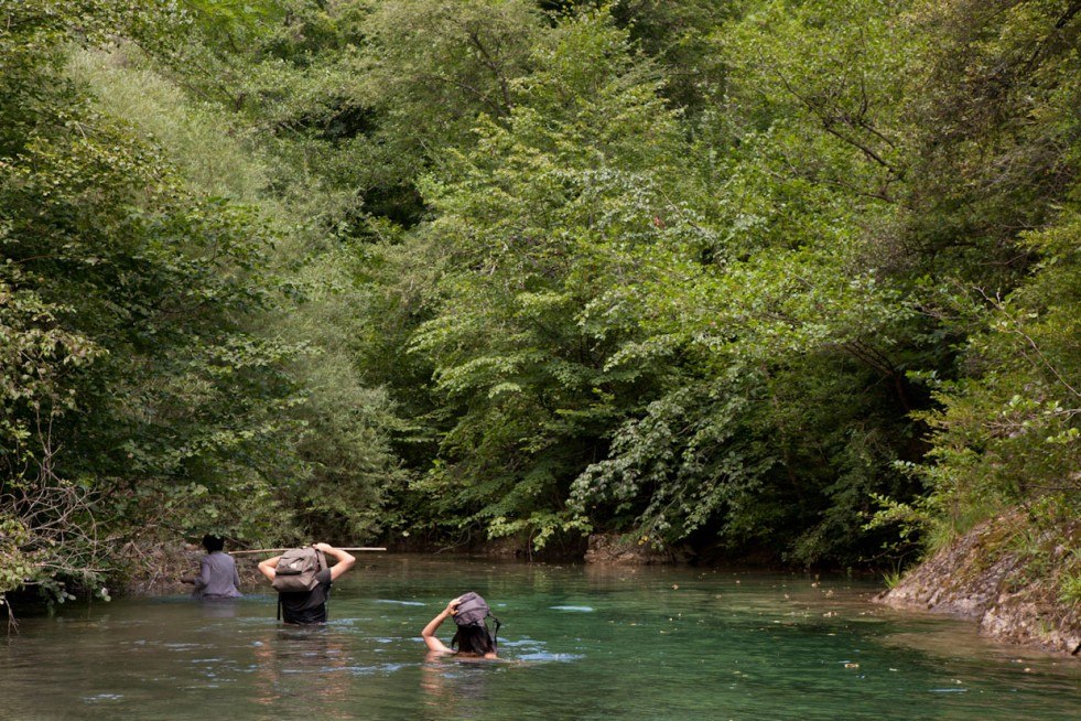 Río arriba. Acción colectiva. Imagen documental de Nico Baumgarten. Río Llierca. Olot. Verano 2011.